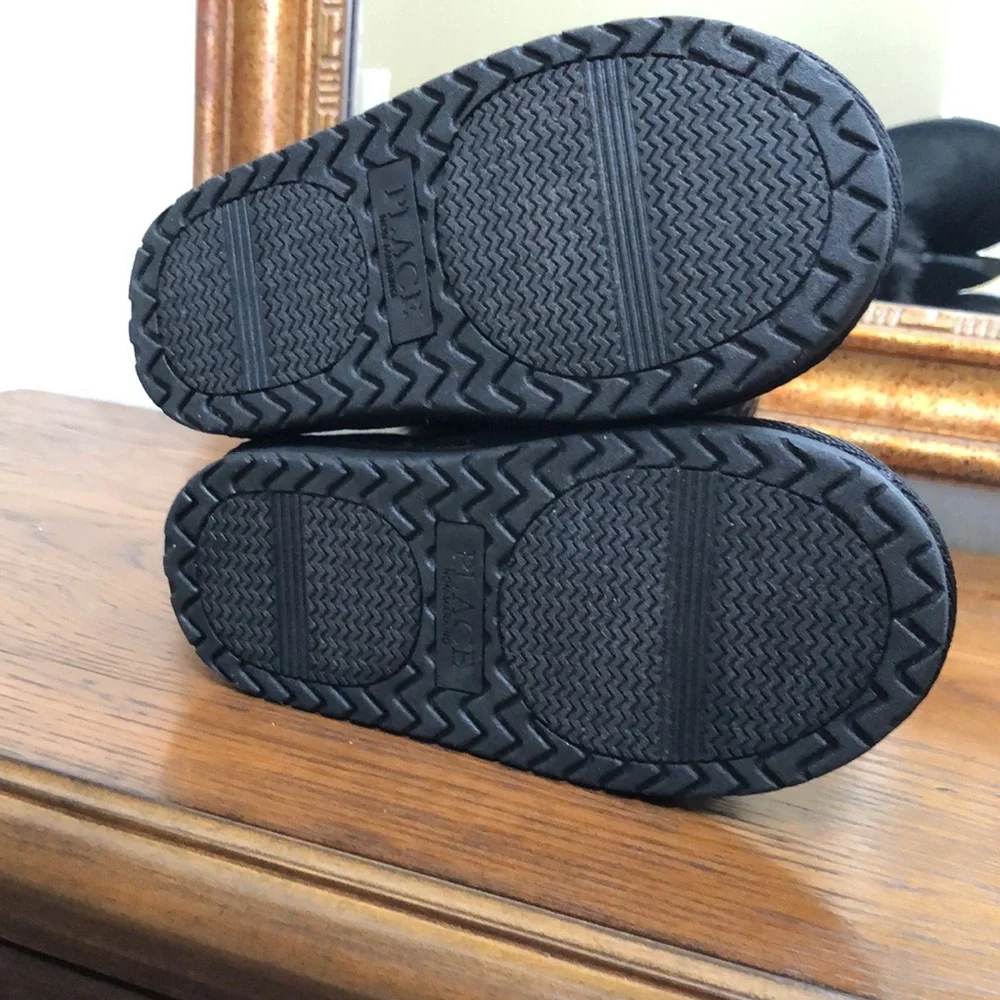 New toddler girls black boots with faux fur.  Size 9.  The Children’s Place.